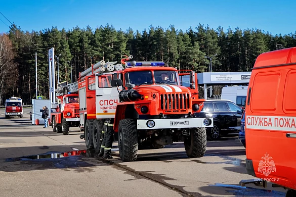 В Иванове тушили пожар в крупном автосалоне